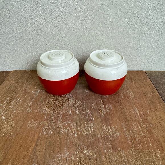 Vintage Red White Admiration Pot Salt and Pepper Shakers Plastic Made in USA - Picture 6 of 8